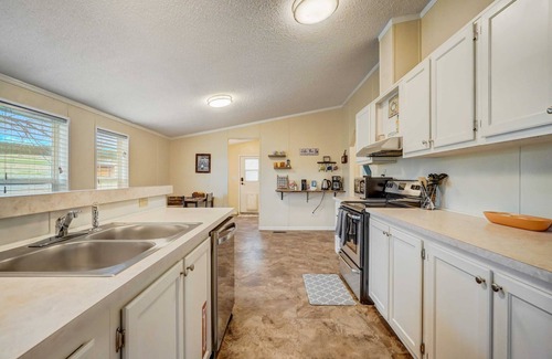 Peyton House | Hawkeye Hotel: Adventure Awaits with Game Room & Hot Tub