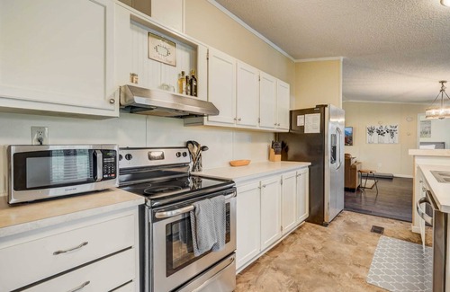 Peyton House | Hawkeye Hotel: Adventure Awaits with Game Room & Hot Tub