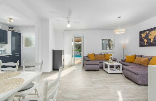 Radini Villa | Tranquil 3 BD Villa with Private Pool and Jacuzzi Oasis