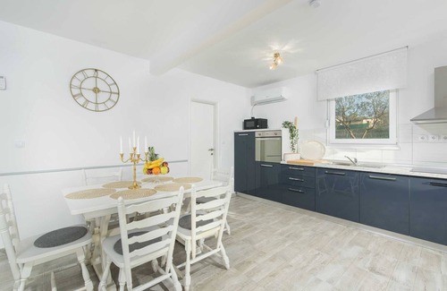 Radini Villa | Tranquil 3 BD Villa with Private Pool and Jacuzzi Oasis