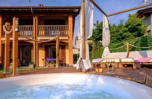 Ispra House | 3 BDR, 3 BTHR, 2Floor Villa with Private Garden, Jacuzzi, BBQ overlooking Lake
