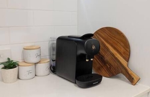 Acacia Ridge Apartment | Cozy 3 Bedroom Apartment with Kitchen and Espresso Bar
