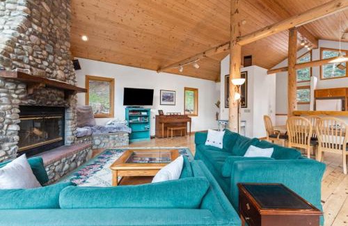 Alma House | Secluded 3 BDR Retreat with Majestic Mountain Views