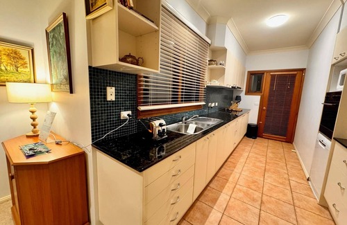Turner House | Cozy 3 Bdrm House Steps from Canberra CBD & ANU