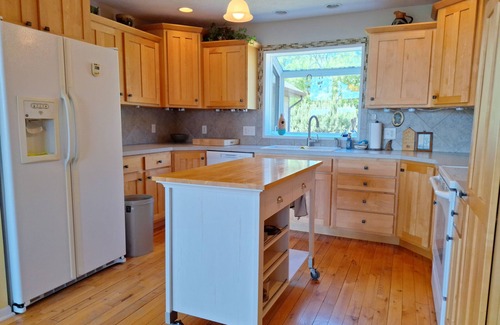 Martell House | 3 Bdrm Acreage W/Panoramic View!