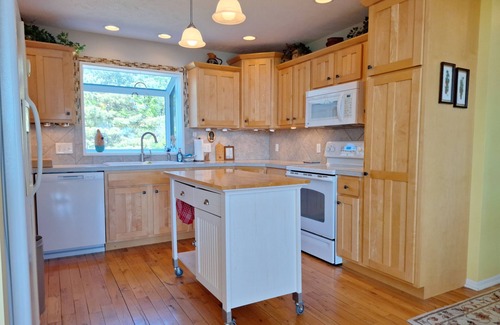 Martell House | 3 Bdrm Acreage W/Panoramic View!