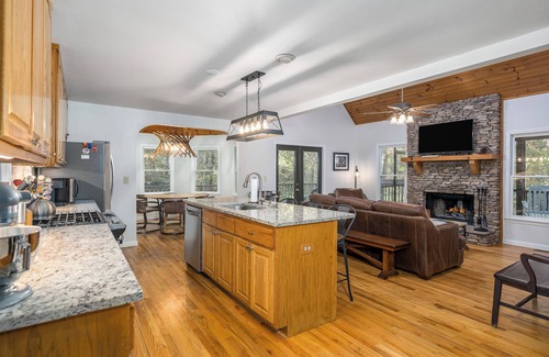 Walnut Mountain Cabin | 3-bdrm cabin in Ellijay, gated community, outdoor firepit and pool access