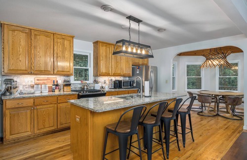Walnut Mountain Cabin | 3-bdrm cabin in Ellijay, gated community, outdoor firepit and pool access