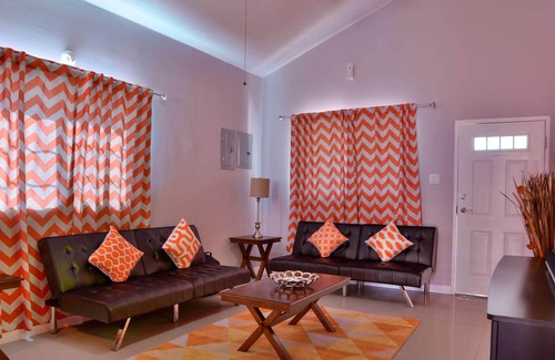 Kingston House | 3 bdrm, Pool, Wifi, Netflix,Sleeps 9,Family Friendly,Gated, Quite Neighborhood.