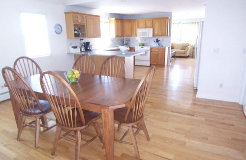 Newport House | Experience 3 Beaches Cottage: Poolside Retreat Near Shore