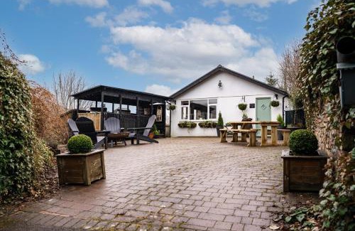 Pontsticill House | Enjoy Spectacular Views with BBQ & Pizza Oven Amenities