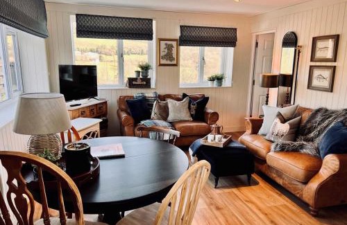 Pontsticill House | Enjoy Spectacular Views with BBQ & Pizza Oven Amenities