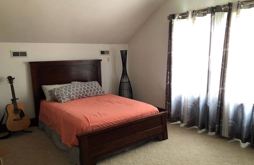 Renault Other | 3 Bed, 1 Bath, 1.5 Story FARMHOUSE - 1/2 way between Columbia & Waterloo - V