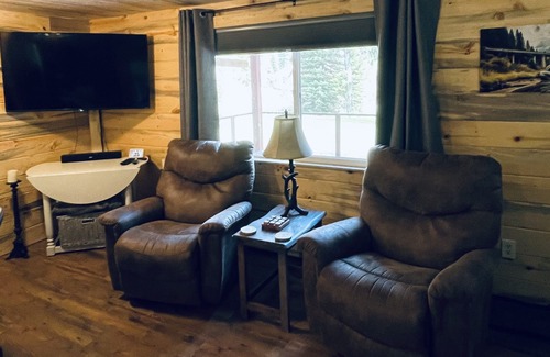 Cascade Cabin | Mountain Retreat: Family-Friendly Getaway with Lake Views