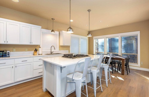 RiverWild House | 3 Bed 2.5 Bath Home, steps from the Deschutes River Trail!, in Bend