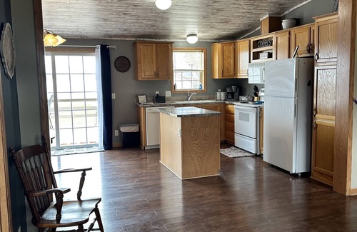 Sisseton Cabin | Inviting 3 Bed Cabin with Lake View & Hot Tub in SD
