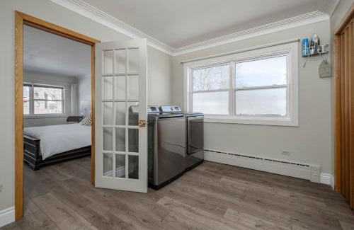 Waterford Valley House | 3 Bed 2 Bath Retro-Chic Comfort on the Crescent