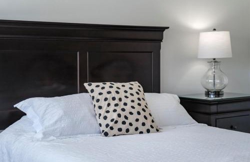 Waterford Valley House | 3 Bed 2 Bath Retro-Chic Comfort on the Crescent