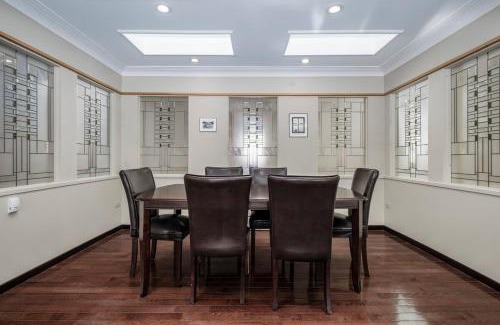 Waterford Valley House | 3 Bed 2 Bath Retro-Chic Comfort on the Crescent