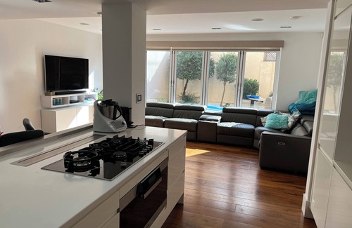 Sands End House | Elegant 3 Bed Mews House with Private Garden & BBQ