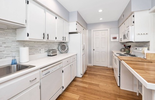 St. Simons Island Condo | Pet-Friendly Townhouse with Ocean View on Golf Course
