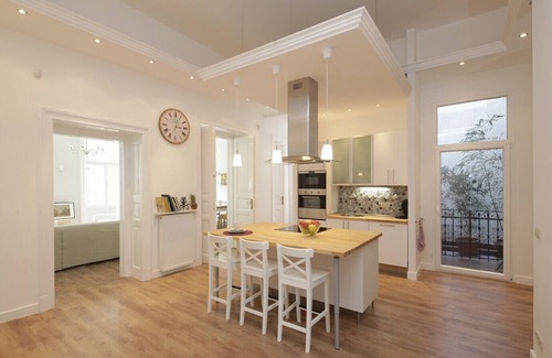 Belso-Ferencvaros Apartment | Family-Friendly 3 Bed Getaway with Hot Tub & City Center Access