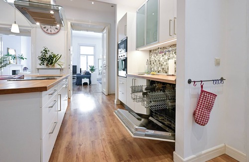 Belso-Ferencvaros Apartment | Family-Friendly 3 Bed Getaway with Hot Tub & City Center Access