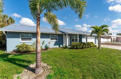 Sarasota Villa | Beautiful 3 Bed, 3 Bath Pool Home with Boat Dock Access