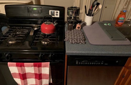 Norwich Apartment | Ideal 3-Bed Apartment Near Mohegan & Foxwoods with Ocean View