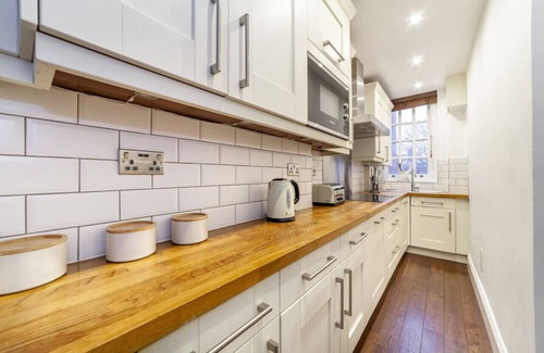 St. Johns Wood Apartment | Convenient St John's Wood Apartment with Family Amenities