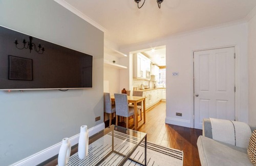 St. Johns Wood Apartment | Convenient St John's Wood Apartment with Family Amenities