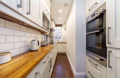 St. Johns Wood Apartment | Convenient St John's Wood Apartment with Family Amenities