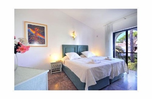 Vale do Garrao Apartment | Spacious 3-Bed Apartment with Pool Near Beach & Restaurants