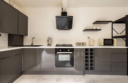 Thornton Apartment | Explore The Balham Villas: Family-Friendly with Spa Perks