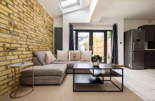 Thornton Apartment | Explore The Balham Villas: Family-Friendly with Spa Perks