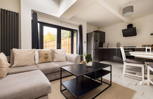 Thornton Apartment | Explore The Balham Villas: Family-Friendly with Spa Perks