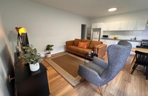 Woolloongabba Apartment | Budget-Friendly 3 Bed Accommodation Near Gabba with Parking