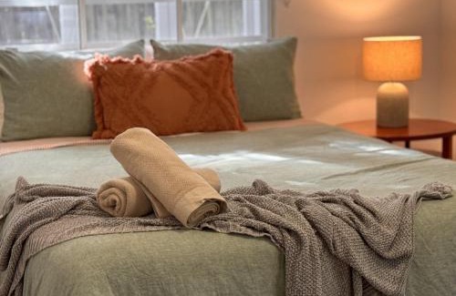 Woolloongabba Apartment | Budget-Friendly 3 Bed Accommodation Near Gabba with Parking