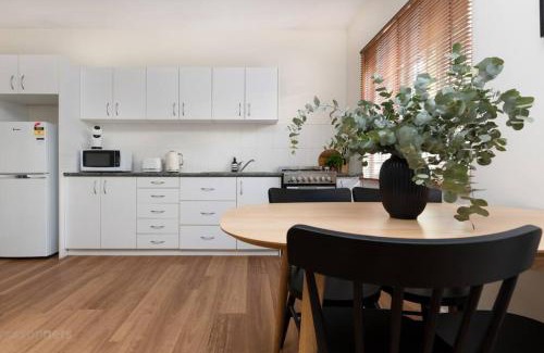 Woolloongabba Apartment | Budget-Friendly 3 Bed Accommodation Near Gabba with Parking