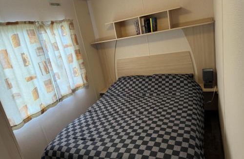 Leysdown-on-Sea House | 3 Bed Caravan - Sleeps 6 - Pets - Parking - Wifi