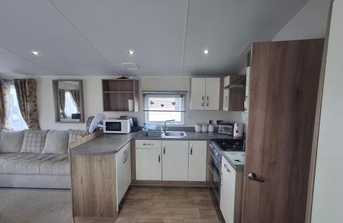 Chapel Saint Leonards Ski Chalet | 3-Bed Caravan - Sleeps 8 - Pool
