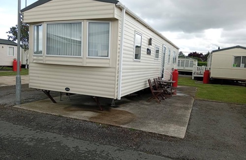 Towyn Ski Chalet | 3 Bed Caravan - Sleeps 8 - Pets - Parking