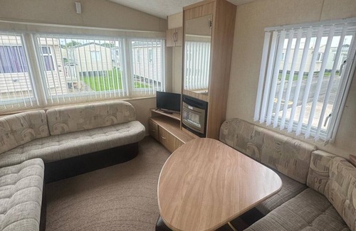 Towyn Ski Chalet | 3 Bed Caravan - Sleeps 8 - Pets - Parking