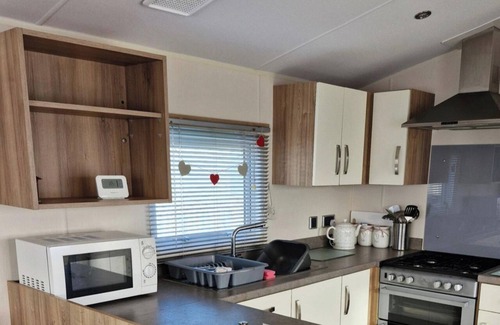 Chapel Saint Leonards Ski Chalet | 3-Bed Caravan - Sleeps 8 - Pet Friendly - Pool
