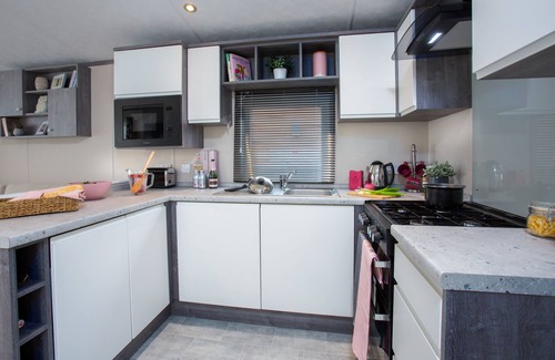 Plymouth House | Cozy 3 Bed Caravan by South Devon Coast with Heated Pool