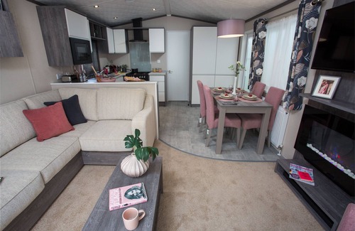 Plymouth House | Cozy 3 Bed Caravan by South Devon Coast with Heated Pool