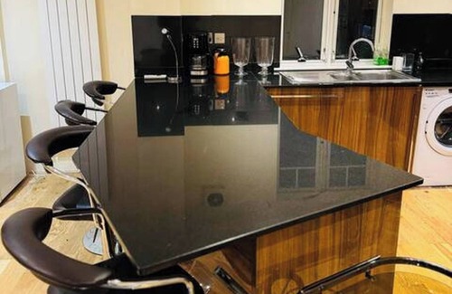 City of Westminster Apartment | 3-Bed Central Apartment - Sleeps 8 & Free Parking