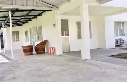 Angeles City House | Cozy 3-Bedroom Country House with Garden near SM Mall