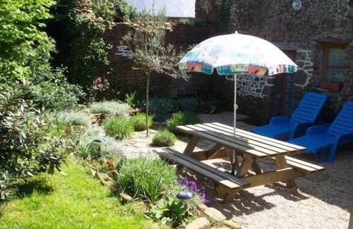 Saint-Simeon Cottage | Cozy 3-Bed Cottage in Passais-Villages with Breakfast