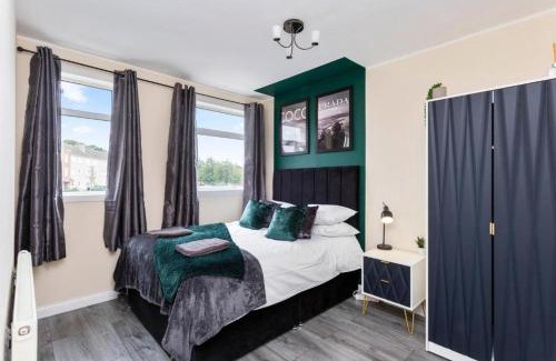 Niddrie House | 3-Bed Edinburgh Abode - Parking and Garden